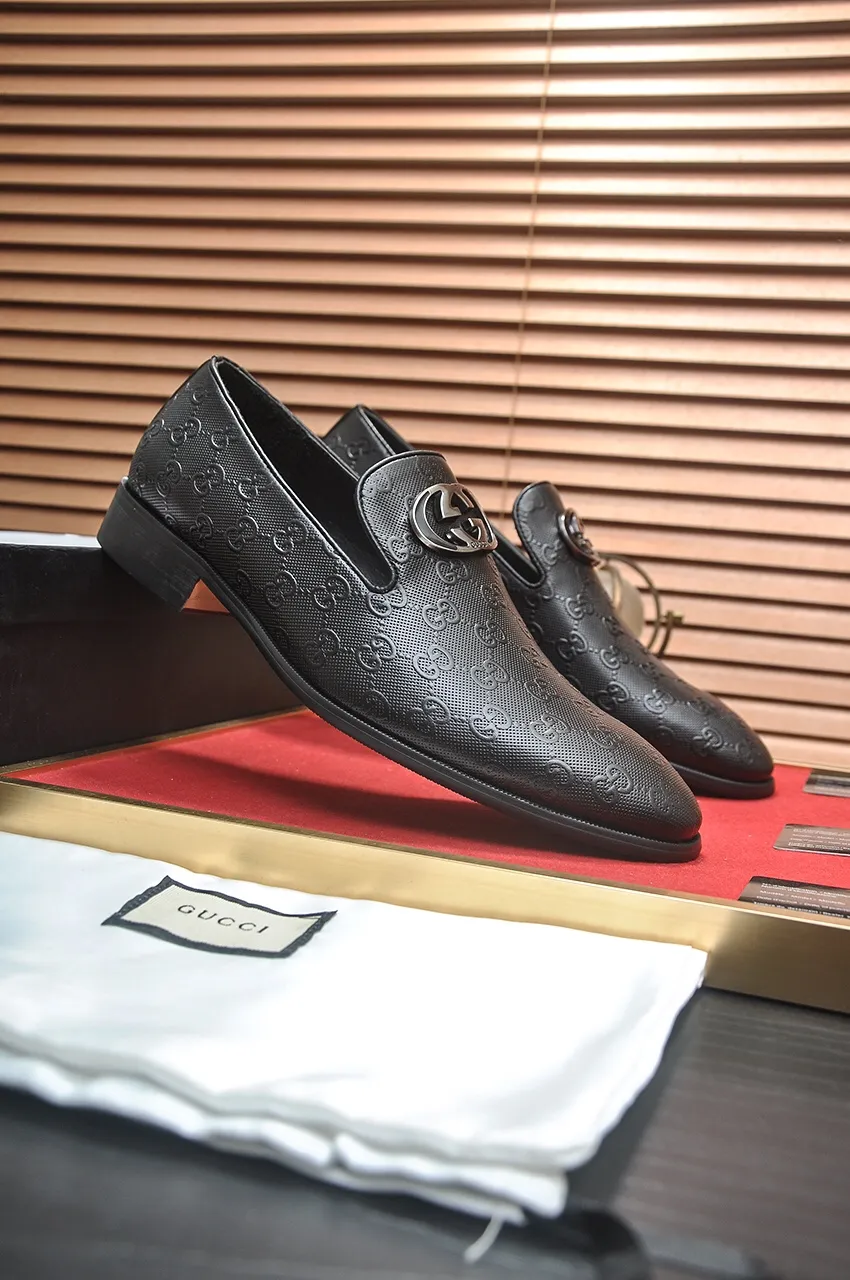Men's shoes💰500💶Italy's top luxury men's shoe giant (GUCCI) (Gucci) (full cowhide lining) new arrival🍃Original European style🔰 Pleasant to the eye😍In order to make the shoes more durable and non-deformable🌀The production continues to follow traditional methods but there is still no lack of innovation💪Choose original sheepskin for the leather♻️ Smooth and natural And extra bright ⭐Made of imported cowhide, the first choice of rich people 38-45 (45 customized)